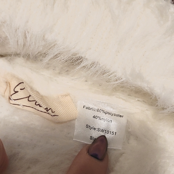 Elan Fuzzy Knitted Cutout Crop Sweater white - Picture 5 of 6